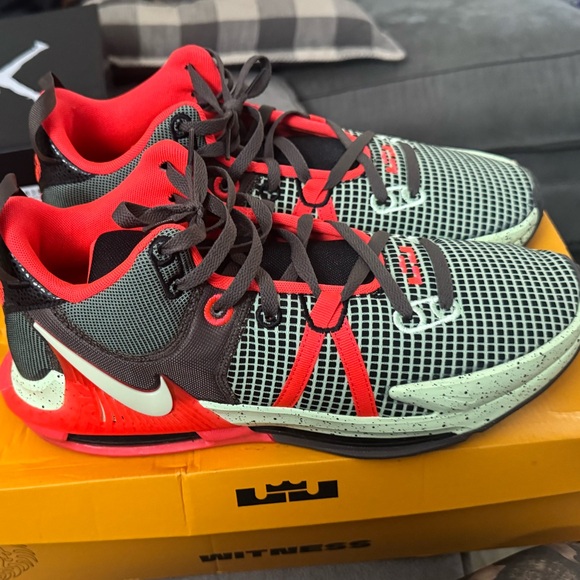 Men’s Nike LeBron Witness VII “Crimson Alligator” - Picture 4 of 8